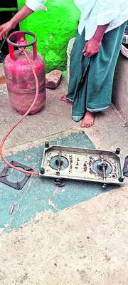 గ్యాస్‌ లీకై ఇంట్లో భారీ పేలుడు 