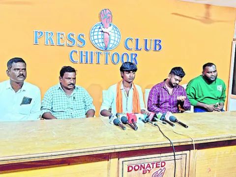 ఫ్యాను పాటకు డ్యాన్స్‌ వేస్తే ఎస్‌ఐ కొట్టారు 