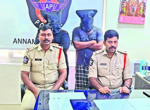 ‘ఎర్రచందనం’ కేసులో ఇద్దరి అరెస్ట్‌