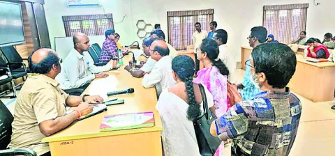 రహదారుల సమస్యలపై వినతులు 