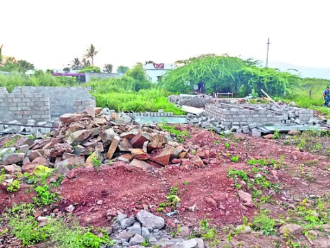 వైఎస్‌ఆర్‌ నగర్‌లో గృహాల కూల్చివేత