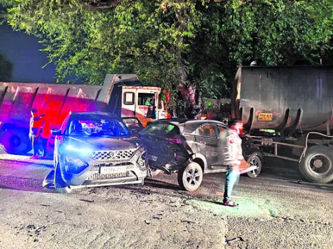 రాంగ్‌ రూట్‌లో వచ్చి లారీని ఢీకొన్న కారు
