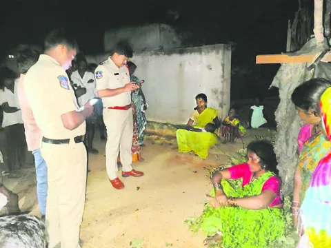 సంపులో పడి..చిన్నారి మృతి 

