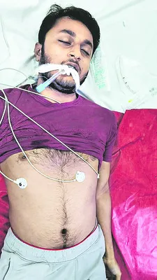 అడ్డుగా ఉన్న ఫ్లెక్సీని తొలగిస్తుండగా.. 