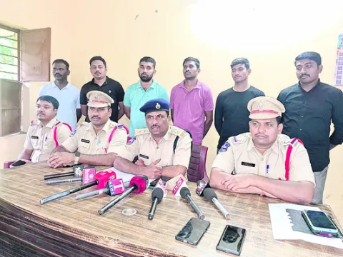 చోరీ కేసుల్లో నిందితుల అరెస్టు