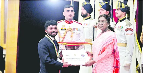 విక్రమ సింహపురి  విద్యార్థికి అవార్డు
