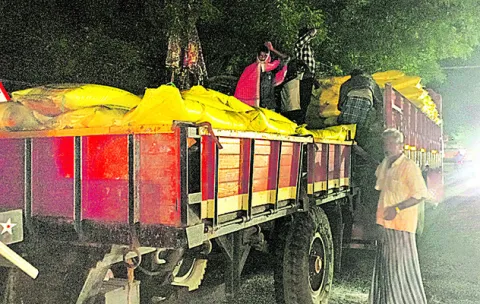 యూరియా గోల్‌మాల్‌ చేస్తున్న తమ్ముళ్లు