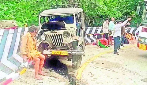 మొదటి ఘాట్‌ రోడ్డులో ప్రమాదం 