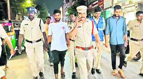 తిరుపతిలో కత్తితో రౌడీషీటర్‌ హల్‌చల్‌ 
