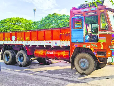 లారీ ఢీకొని వ్యక్తి దుర్మరణం 
