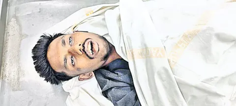 డివైడర్‌ను ఢీకొని  యువకుడి మృతి 