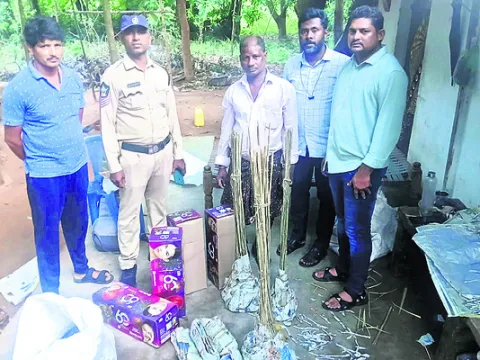 అనధికార బాణసంచా దుకాణాలపై టాస్క్‌ఫోర్స్‌ దాడులు