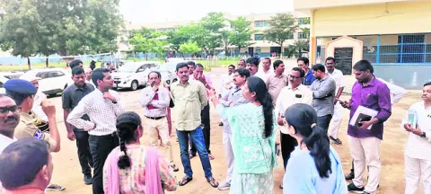 స్ట్రాంగ్‌ రూమ్‌లు పరిశీలించిన కలెక్టర్‌