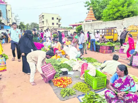 కొనేదెలా.. తినేదెలా..?