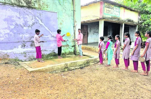 లక్ష్యానికి దూరం..!