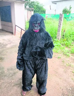 చింపాంజీ మాస్క్‌.. కోతులు షాక్‌