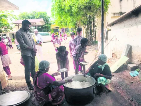 మెనూ తప్పనిసరిగా పాటించాలి