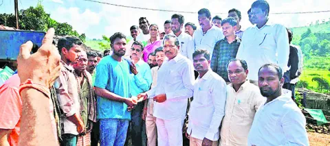 పాడి రైతులను ప్రభుత్వం ఆదుకోవాలి