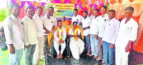 అష్టాంగ మార్గాలను అనుసరించాలి
