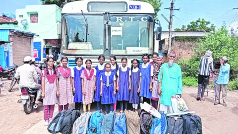 బస్సును అడ్డుకున్న విద్యార్థులు 