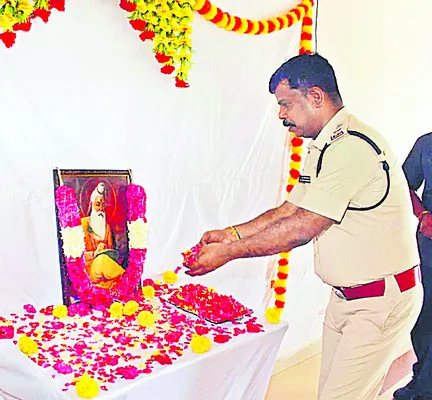 వాల్మీకి జీవితాన్ని ఆదర్శంగా తీసుకోవాలి 