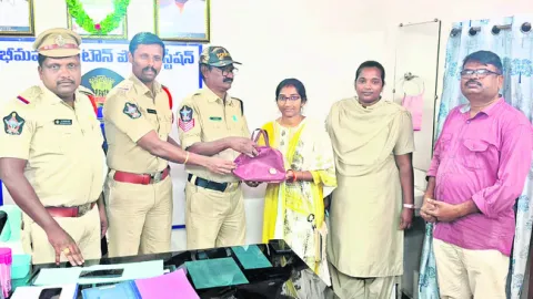 పోగొట్టుకున్న బ్యాగ్‌ అందజేత 