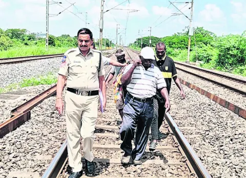 రైలు నుండి జారిపడి తమిళనాడు వాసి మృతి