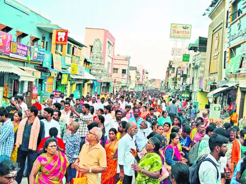 భక్తులతో కిటకిటలాడిన గిరివలయం 