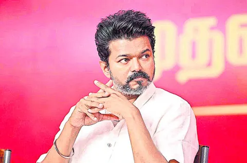 బాధితులకు విజయ్‌ వీడియో కాల్‌