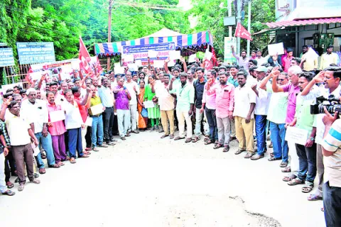 సమస్యలు పరిష్కరించాలని ఆందోళన 