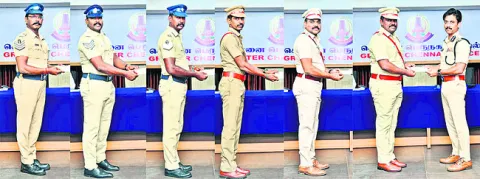 పోలీసు అధికారులకు సత్కారం 