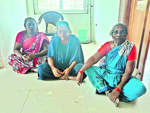 జీతం బకాయి కోసం కుటుంబ సమేతంగా ఆందోళన 