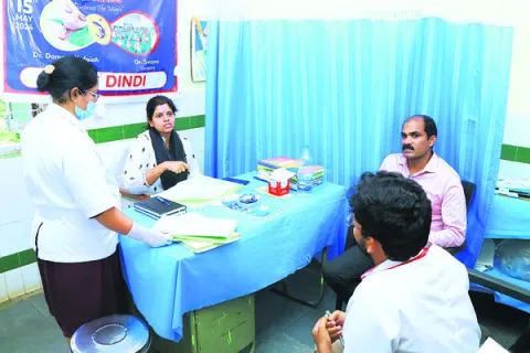 పీహెచ్‌సీలో కలెక్టర్‌ తనిఖీలు