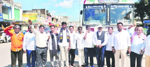 పొన్నం క్షమాపణ చెప్పాల్సిందే 