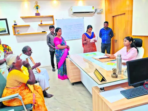 ఆస్తి రాసిస్తే.. ఆదుకోనంటోంది..