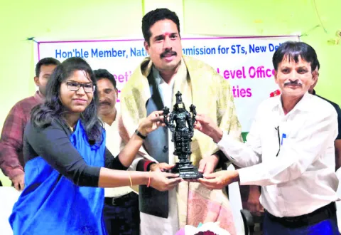 గిరిజన గ్రామాల్లో మౌలిక సదుపాయాలు కల్పించాలి 