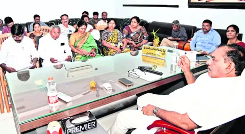 అభివృద్ధి పనుల్లో వేగం పెంచాలి 