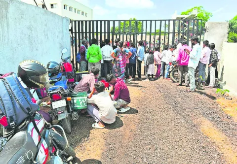 ఆలస్యానికి.. నిరీక్షణ శిక్ష! 