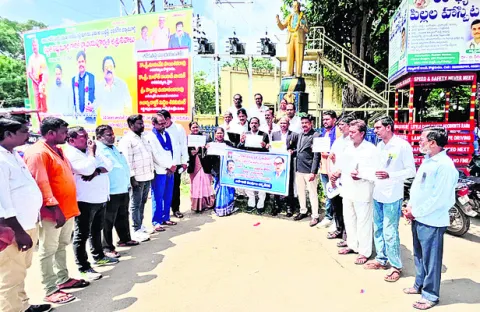 విధులు బహిష్కరించిన న్యాయవాదులు