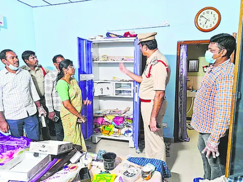 కొవ్వాడలో పట్టపగలు చోరీ 