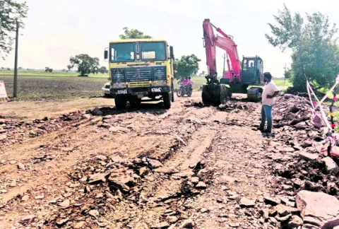 కల్వర్టు వద్ద ఇరుక్కుపోయిన లారీ 