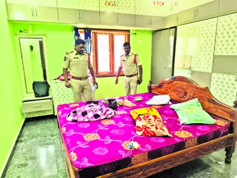 వృద్ధురాలిని కట్టేసి నగల దోపిడీ