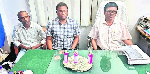 ఏసీబీకి చిక్కిన డ్రగ్స్‌ శాఖ అధికారులు