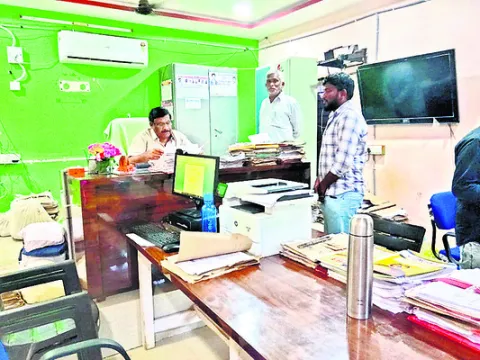 భూ భారతి దరఖాస్తులను పరిష్కరించాలి