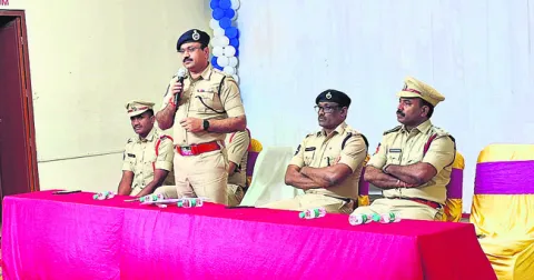 బాణాసంచా దుకాణాల్లో నిబంధనలు పాటించాలి 
