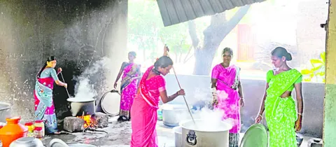 బిల్లులివ్వకుంటే భోజనమెట్లా..? 
