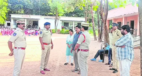 పోలింగ్‌ కేంద్రాల పరిశీలన