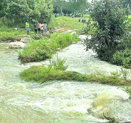 విట్టోలి చెరువుకు గండి
