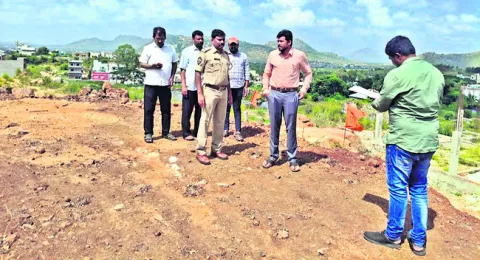 హద్దులు చెరిపి ఆక్రమణకు యత్నం