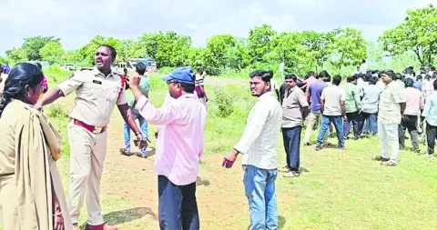 దళితుల భూఆక్రమణకు తెగబడిన టీడీపీ నేతలు 